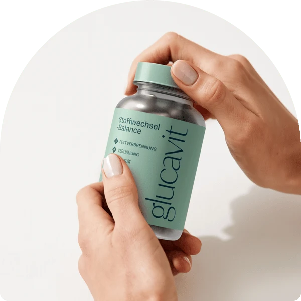 Eine Hand, die eine Flasche Glucavit hält, mit detaillierter Ansicht der Kapseln.