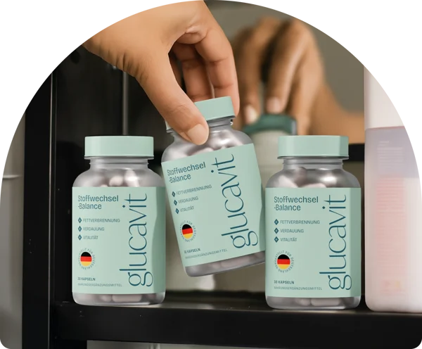 Drei Flaschen des Glucavit Nahrungsergänzungsmittels, elegant arrangiert.
