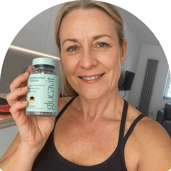 Eine lächelnde Frau hält eine Flasche Glucavit Abnehmpillen in die Kamera.